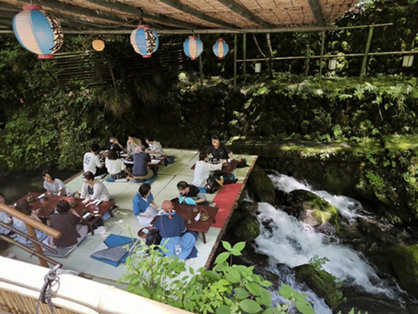 kawadoko à Kibune, Japon
