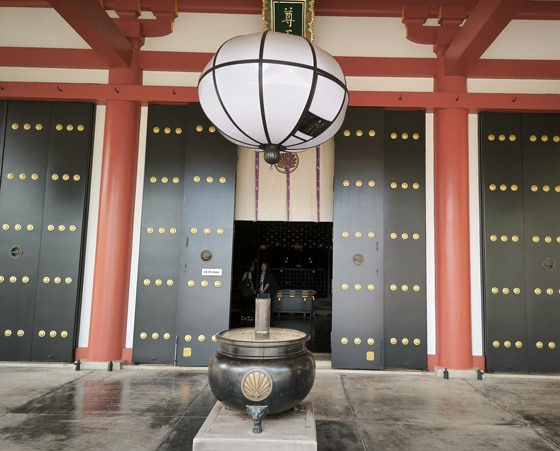 Entrée du Honden de Kumara-dera, et son encensoir, jokoro