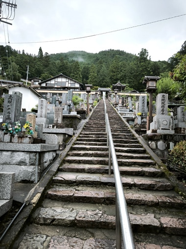 Marches venant au Temple Onsen-ji à Gero, Japon