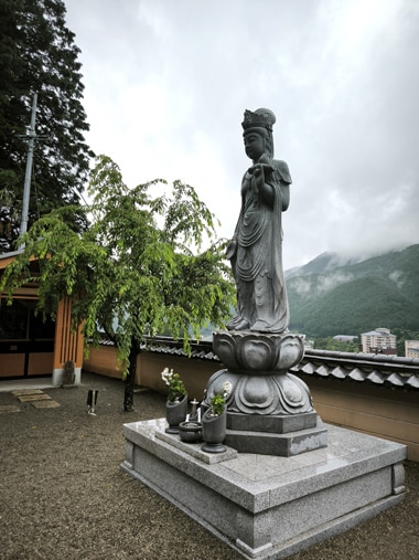 Statue de Kannon à Onsen-ji, Gero, Japon